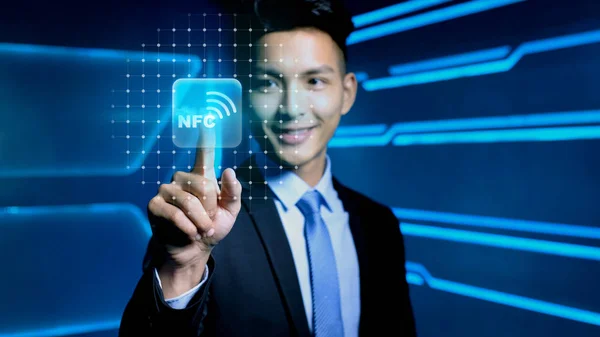 NFC simgesi dokunmadan işadamı — Stok fotoğraf