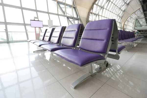 Кресла в современном аэропорту — стоковое фото