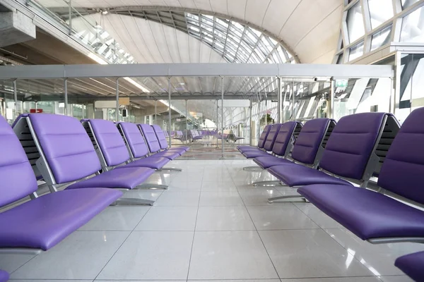 Stoelen in moderne luchthaven — Stockfoto