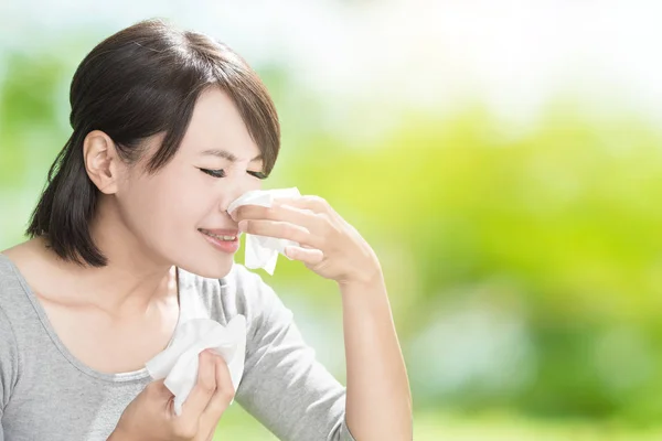 Donna soffiando il suo naso — Foto Stock