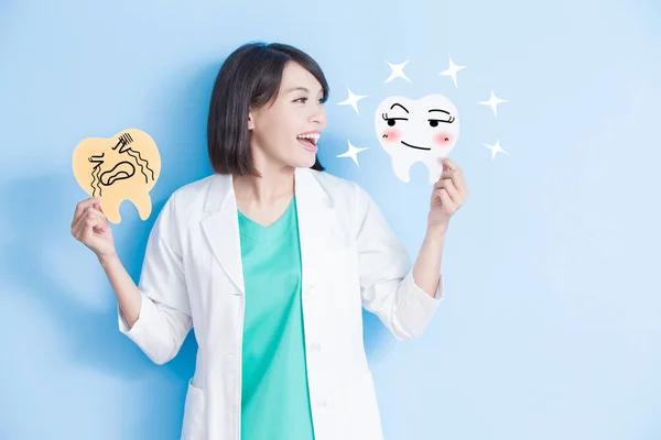 Mujer dentista con tarjetas dentales — Foto de Stock