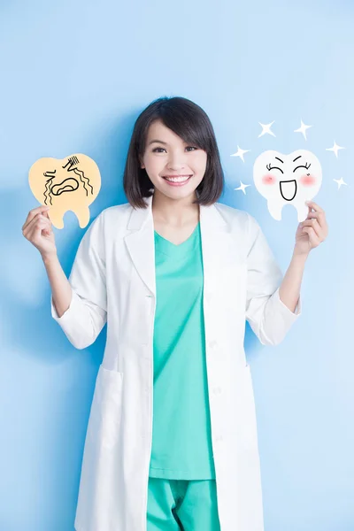 Woman dentist with teeth cards — Stock Photo, Image