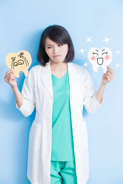 Woman dentist with teeth cards — Stock Photo, Image