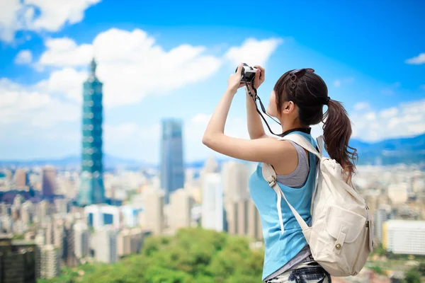 Woman taking photo with camera — Stock Photo, Image