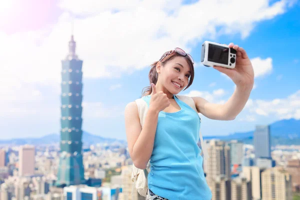 Frau macht Selfie — Stockfoto