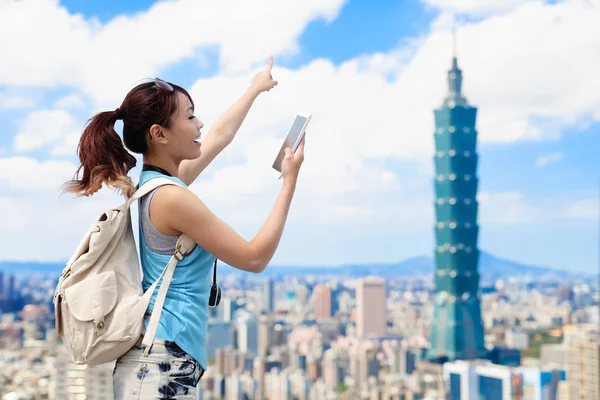 Woman showing something — Stock Photo, Image