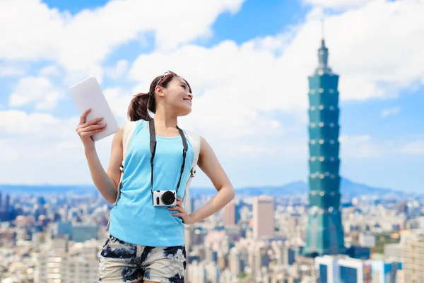 Frau sucht irgendwo — Stockfoto