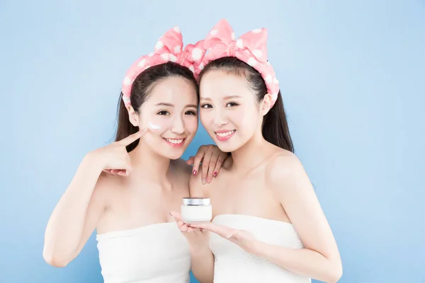 Mujeres sosteniendo tubo de crema —  Fotos de Stock