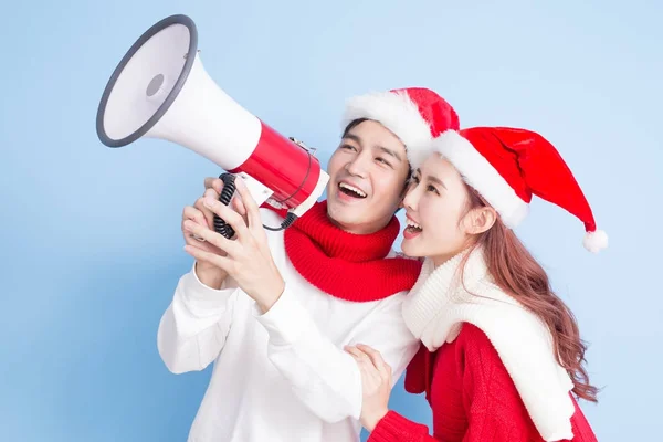 Sonriente pareja sosteniendo megáfono — Foto de Stock