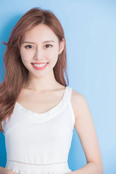 Lächelnde Frau im weißen Hemd — Stockfoto