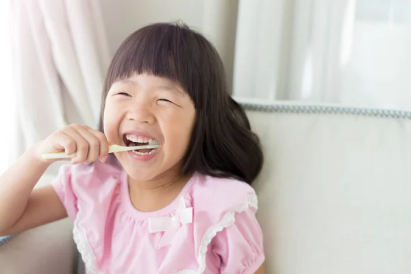 Menina pequena escovação dentes — Fotografia de Stock