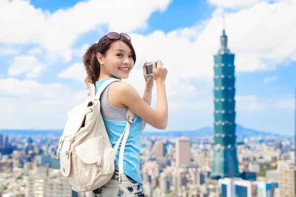 Mulher tirando foto com câmera — Fotografia de Stock
