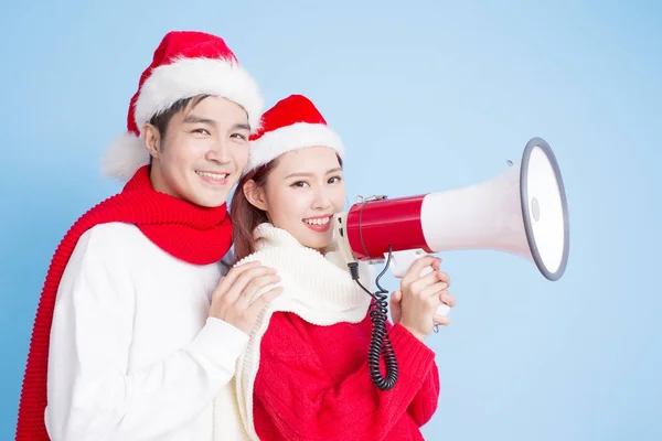Sonriente pareja sosteniendo megáfono — Foto de Stock