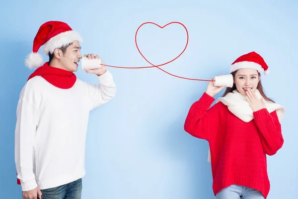 Couple using heart shaped can phone — Stock Photo, Image