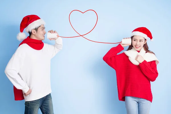 Pareja usando en forma de corazón puede teléfono — Foto de Stock