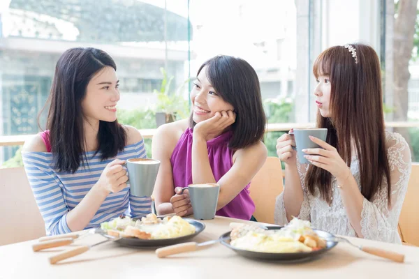 Freundinnen sitzen im Restaurant — Stockfoto