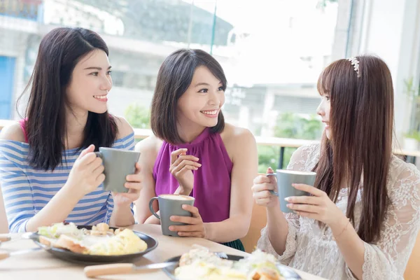 Mulheres amigas sentadas no restaurante — Fotografia de Stock