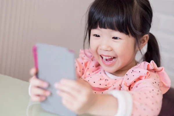 Fille à l'aide smartphone — Photo