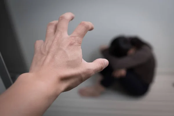 Kvinnan sitter på golvet. våld i hemmet — Stockfoto