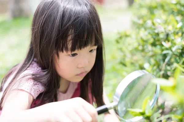 可爱的女孩用放大镜 — 图库照片