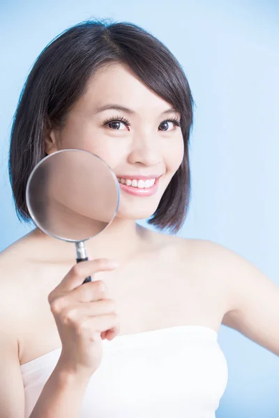 Beauty woman with  magnifying glass — Stock Photo, Image