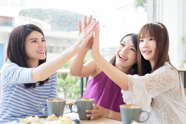 Mulheres amigas dando cinco — Fotografia de Stock