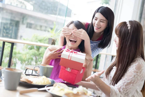 Women friends giving  gift — Stock Photo, Image