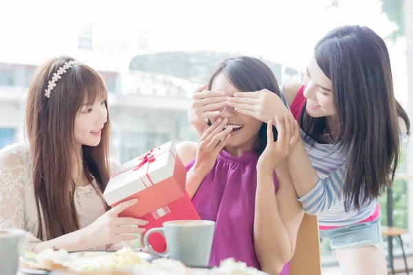 Mujeres amigos dando regalo —  Fotos de Stock