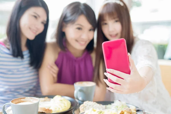 Mulheres amigas tomando selfie — Fotografia de Stock