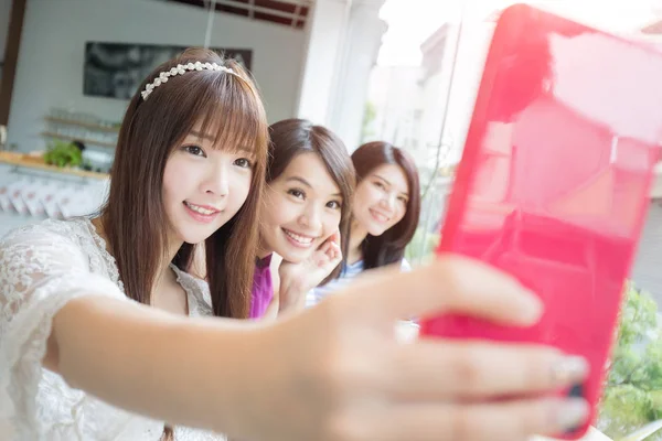 Donne amiche prendendo selfie — Foto Stock