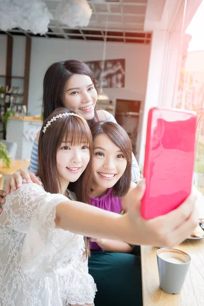 Mujeres amigas tomando selfie — Foto de Stock