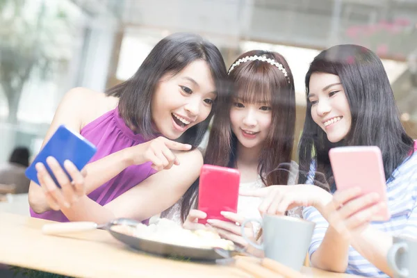 Mulheres amigas usando telefones — Fotografia de Stock