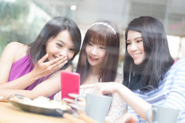 Women friends using  phones — Stock Photo, Image
