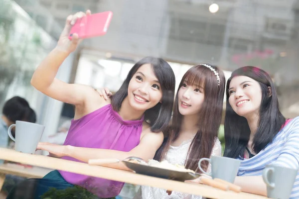 Mulheres amigas tomando selfie — Fotografia de Stock