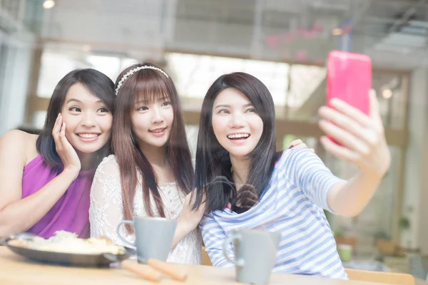 Vrouwen vrienden nemen selfie — Stockfoto