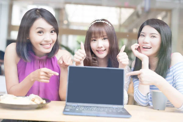 Mujeres amigas con pulgares arriba — Foto de Stock