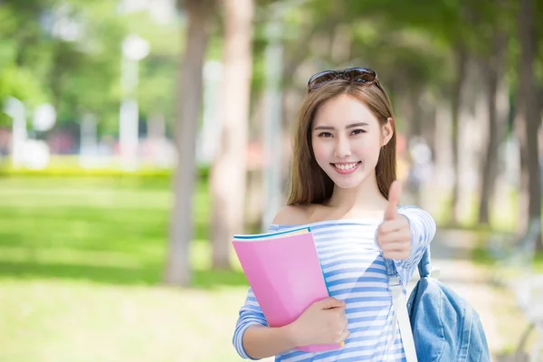 Studentin mit erhobenem Daumen — Stockfoto