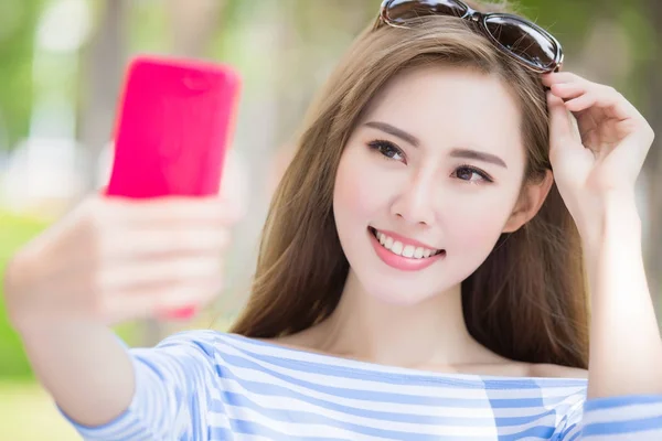 Donna che prende selfie — Foto Stock