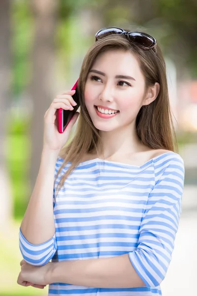 Vrouw aan de telefoon — Stockfoto