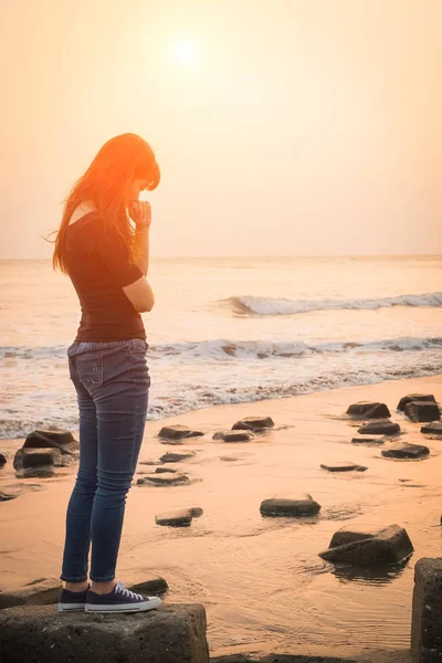 Kvinna som står på seaside — Stockfoto
