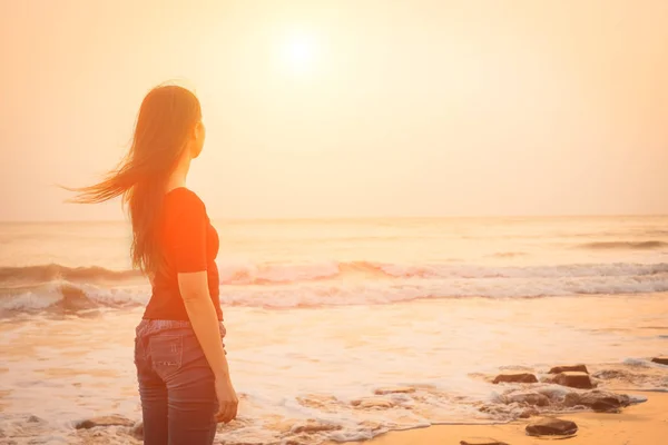 Mujer de pie junto al mar — Foto de Stock