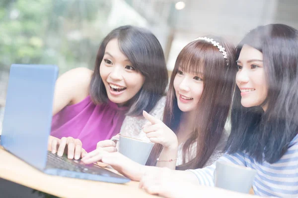 Donne amiche utilizzando il computer portatile — Foto Stock