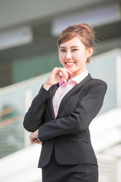 Obchodní žena se usmívá — Stock fotografie