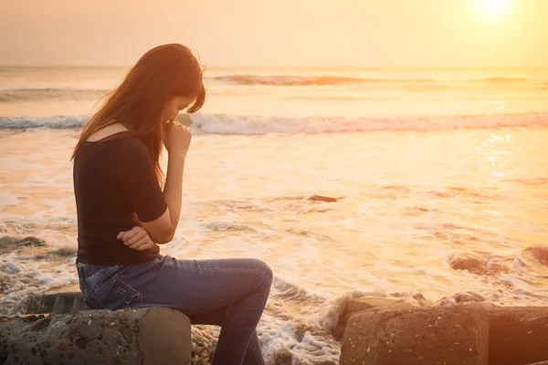 海辺に座っている女性 — ストック写真