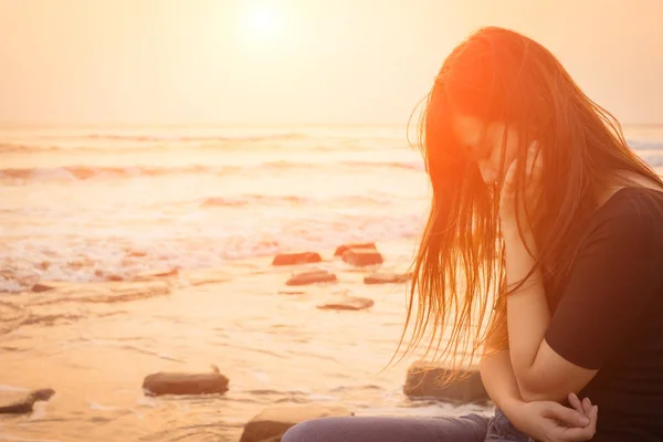 海辺に座っている女性 — ストック写真