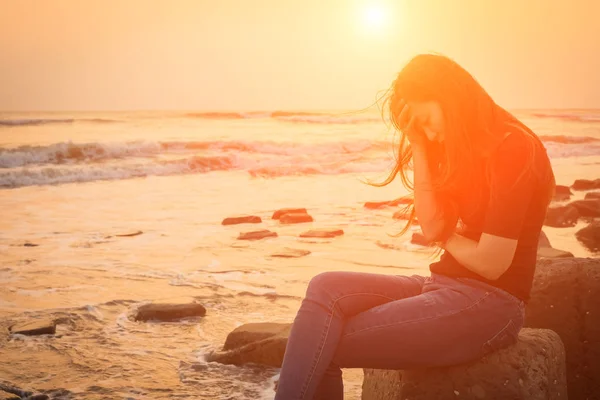 Mulher sentada à beira-mar — Fotografia de Stock