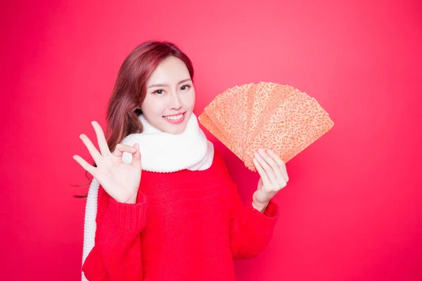 Mujer sosteniendo sobres rojos — Foto de Stock