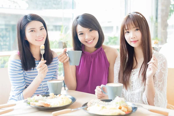 Freunde sitzen und plaudern im Restaurant — Stockfoto