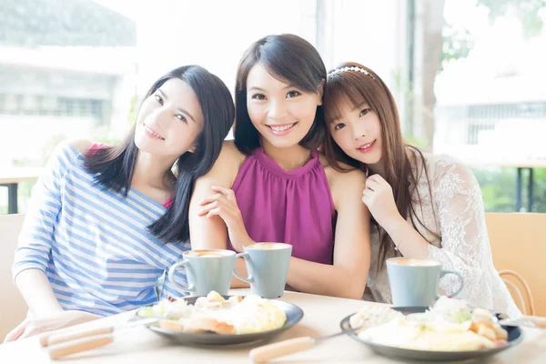 Freunde sitzen und plaudern im Restaurant — Stockfoto