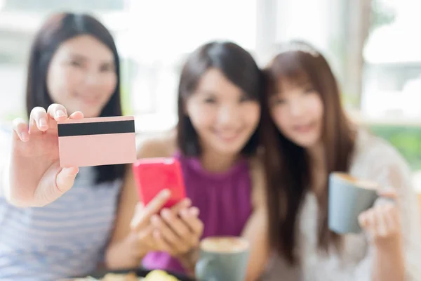 Friends shopping with  credit card — Stock Photo, Image